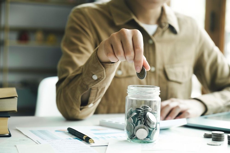 What happens if your savings account balance falls below the monthly average requirement?